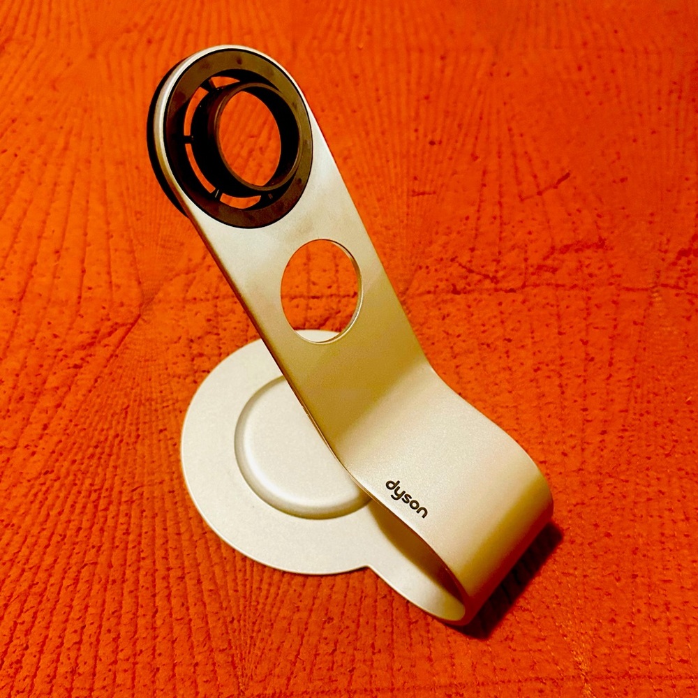 Dyson Supersonic Hairdryer stand ✨